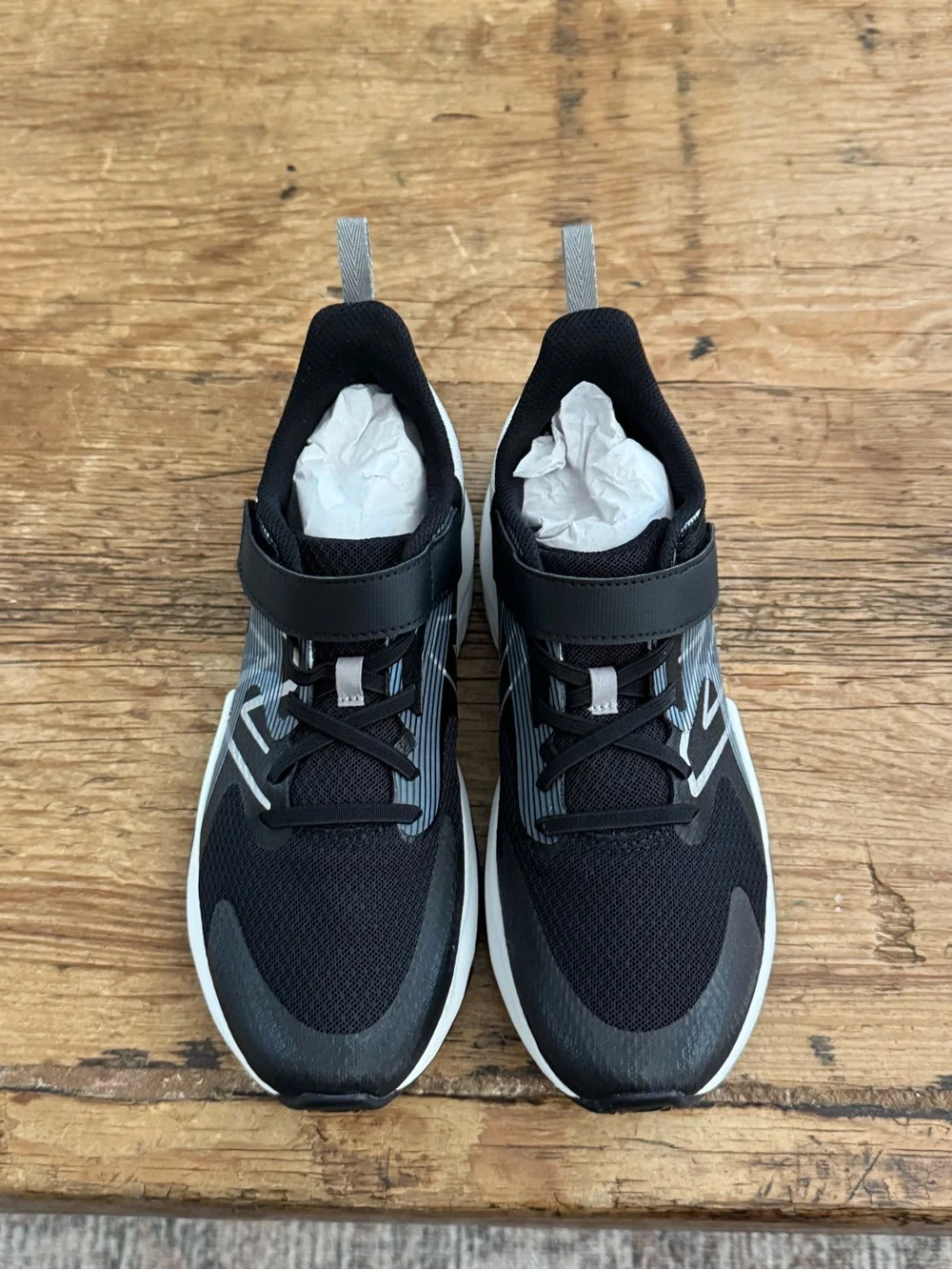 NWT New Balance Rave Run V2 Kids Sneakers Black White (Big Kids Size 6)